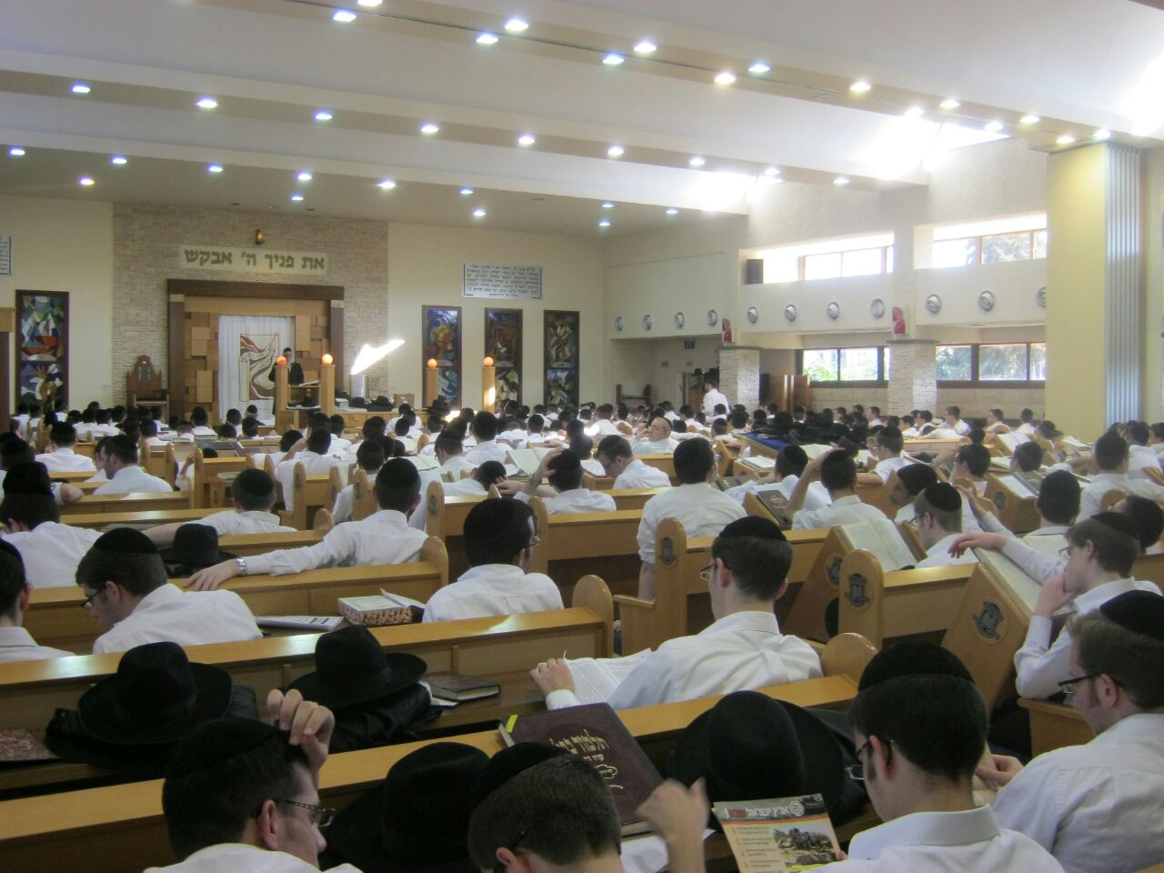 תיעוד: ראש ישיבת פוניבז' מוסר שיעור בקעמפ של מיר