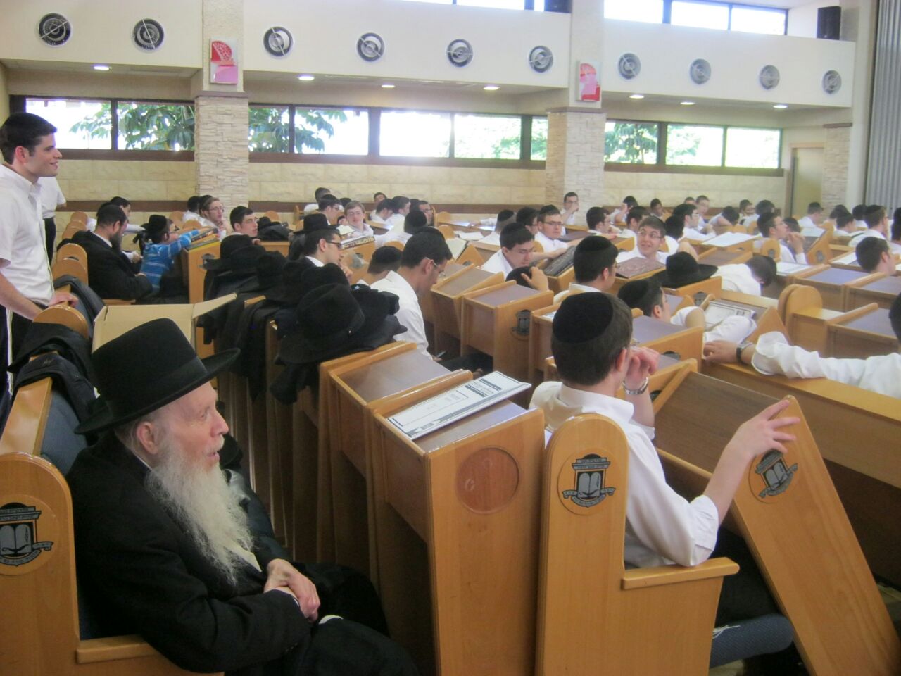 תיעוד: ראש ישיבת פוניבז' מוסר שיעור בקעמפ של מיר