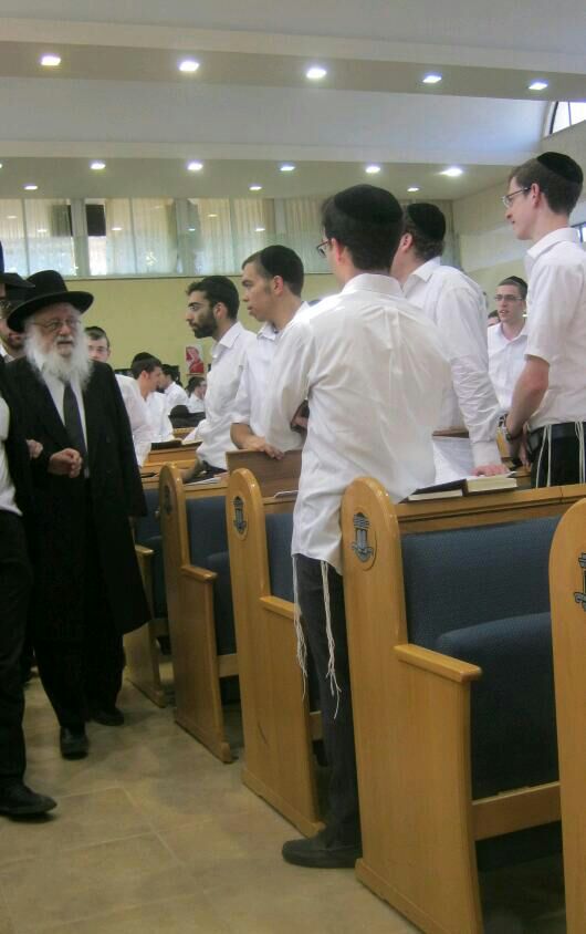 תיעוד: ראש ישיבת פוניבז' מוסר שיעור בקעמפ של מיר