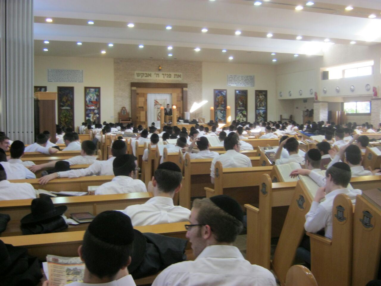 תיעוד: ראש ישיבת פוניבז' מוסר שיעור בקעמפ של מיר