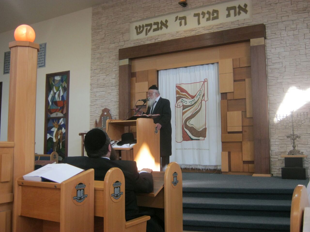 תיעוד: ראש ישיבת פוניבז' מוסר שיעור בקעמפ של מיר