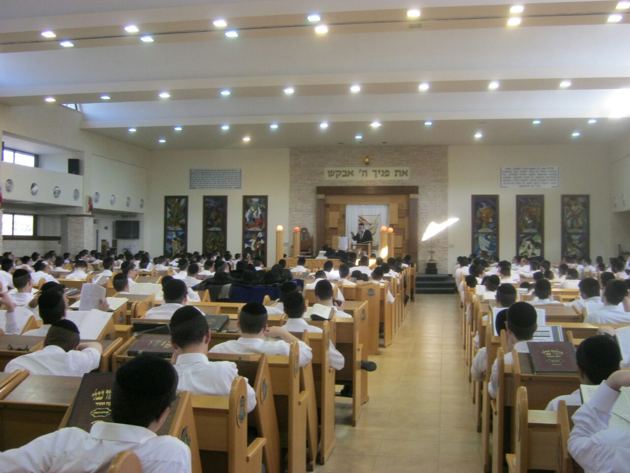 תיעוד: ראש ישיבת פוניבז' מוסר שיעור בקעמפ של מיר