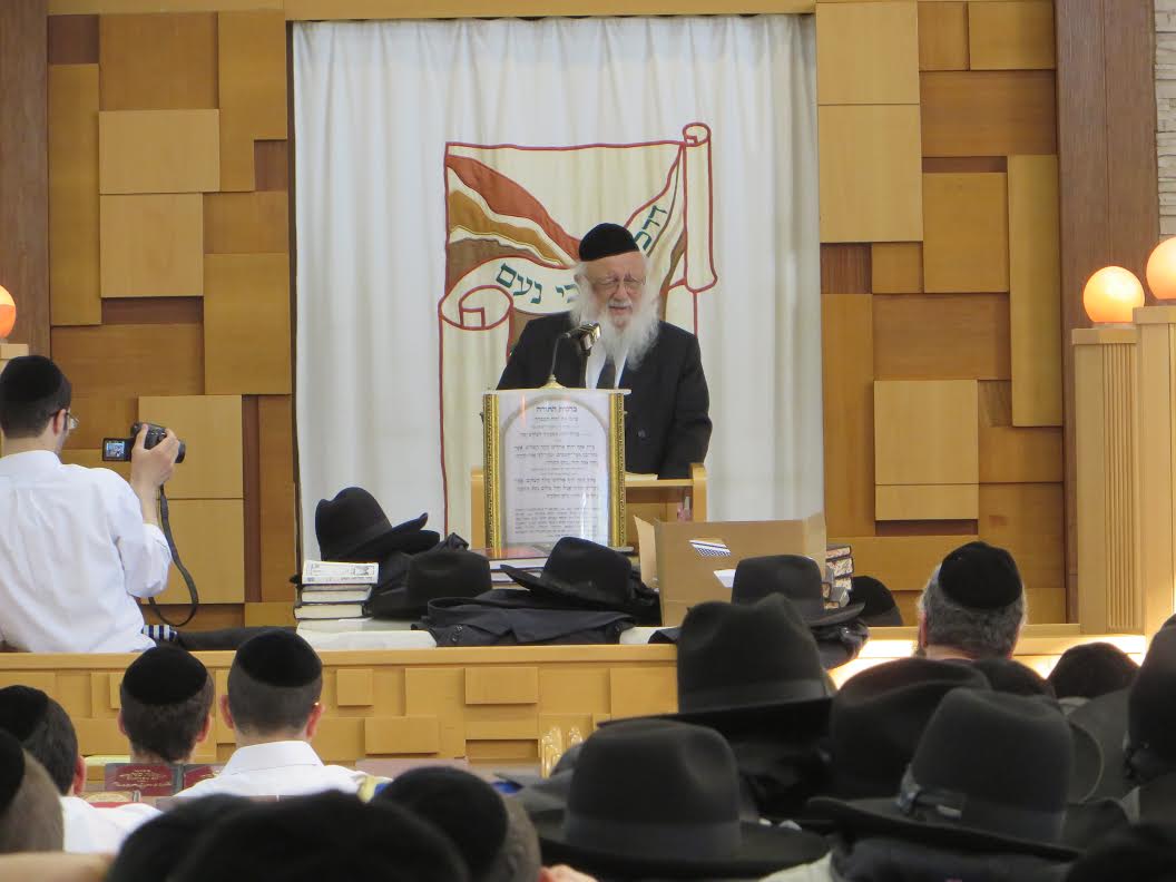 תיעוד: ראש ישיבת פוניבז' מוסר שיעור בקעמפ של מיר