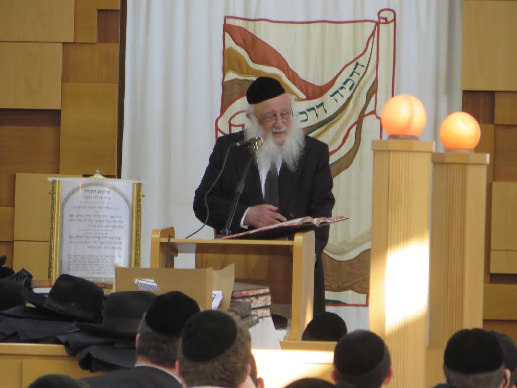 תיעוד: ראש ישיבת פוניבז' מוסר שיעור בקעמפ של מיר