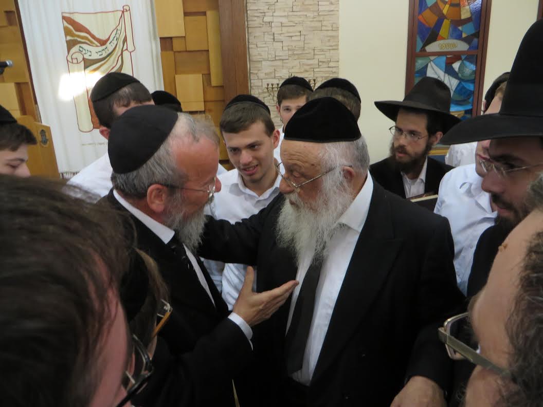 תיעוד: ראש ישיבת פוניבז' מוסר שיעור בקעמפ של מיר