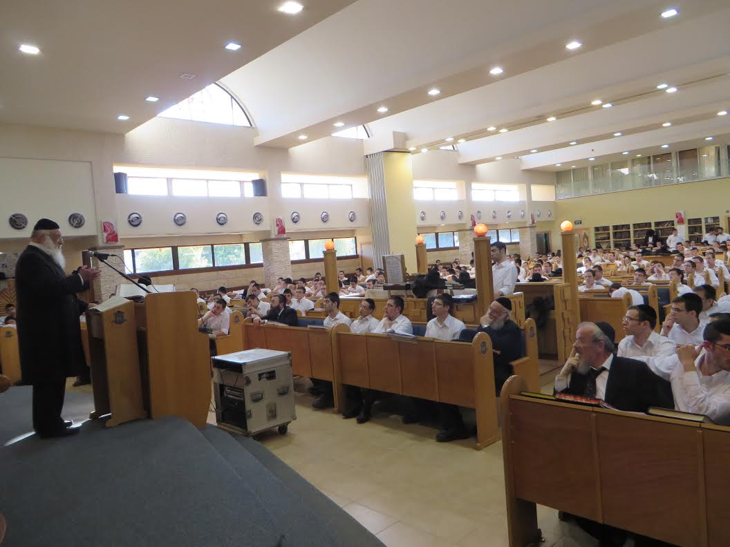 תיעוד: ראש ישיבת פוניבז' מוסר שיעור בקעמפ של מיר