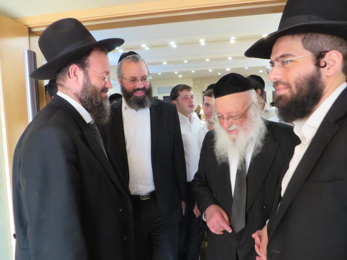 תיעוד: ראש ישיבת פוניבז' מוסר שיעור בקעמפ של מיר