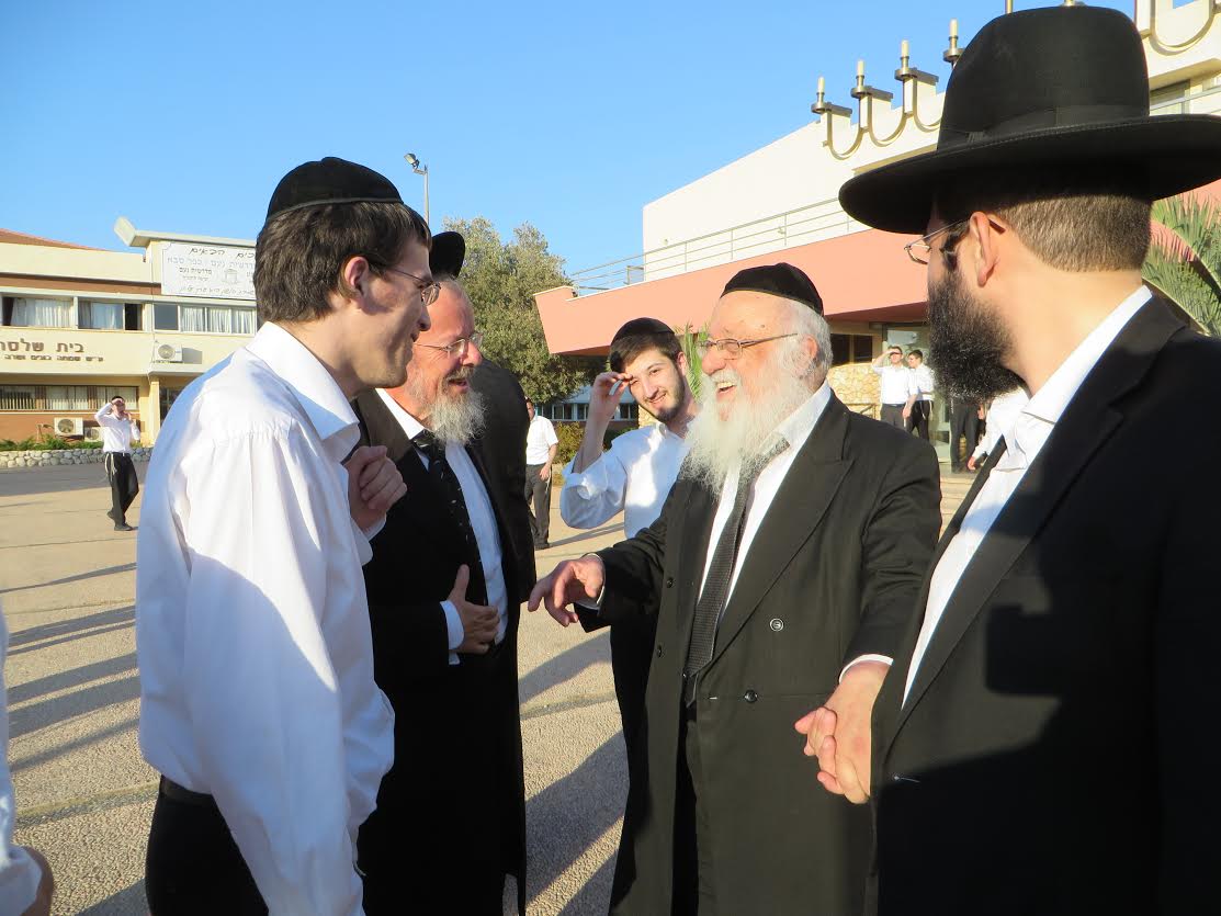 תיעוד: ראש ישיבת פוניבז' מוסר שיעור בקעמפ של מיר