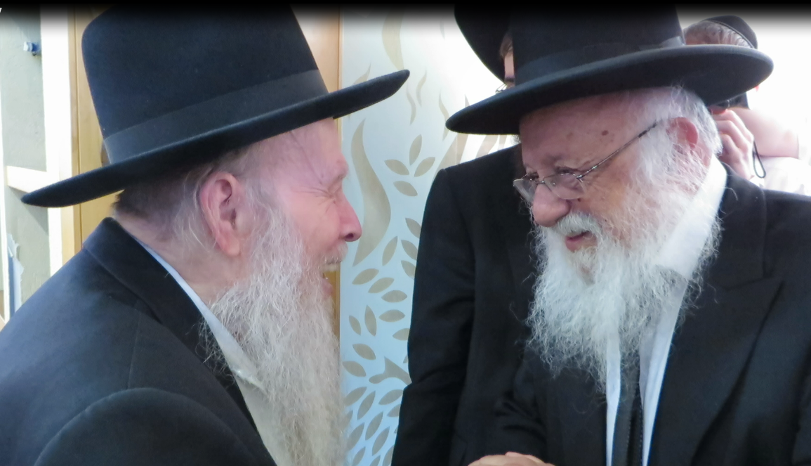 תיעוד: ראש ישיבת פוניבז' מוסר שיעור בקעמפ של מיר