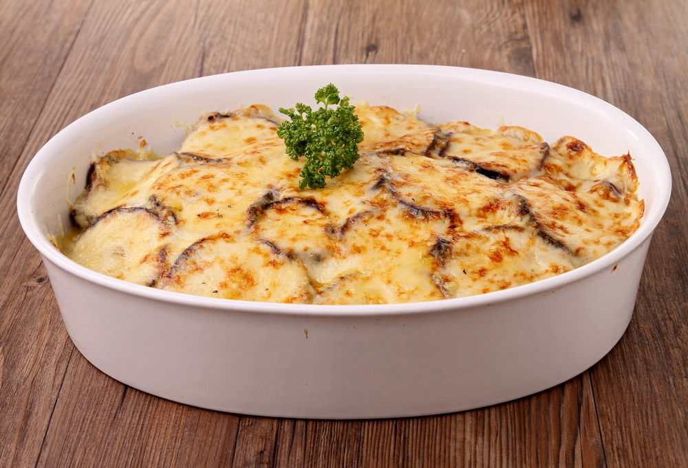 פשטידת חצילים קלויים וגבינה בולגרית