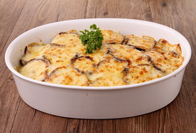 פשטידת חצילים קלויים וגבינה בולגרית