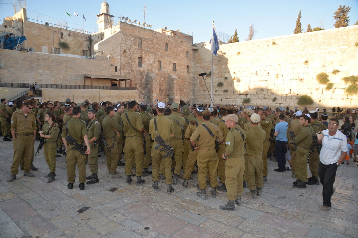 מהקרב לכותל: לוחמי גולני ברכו "הגומל" בכותל המערבי
