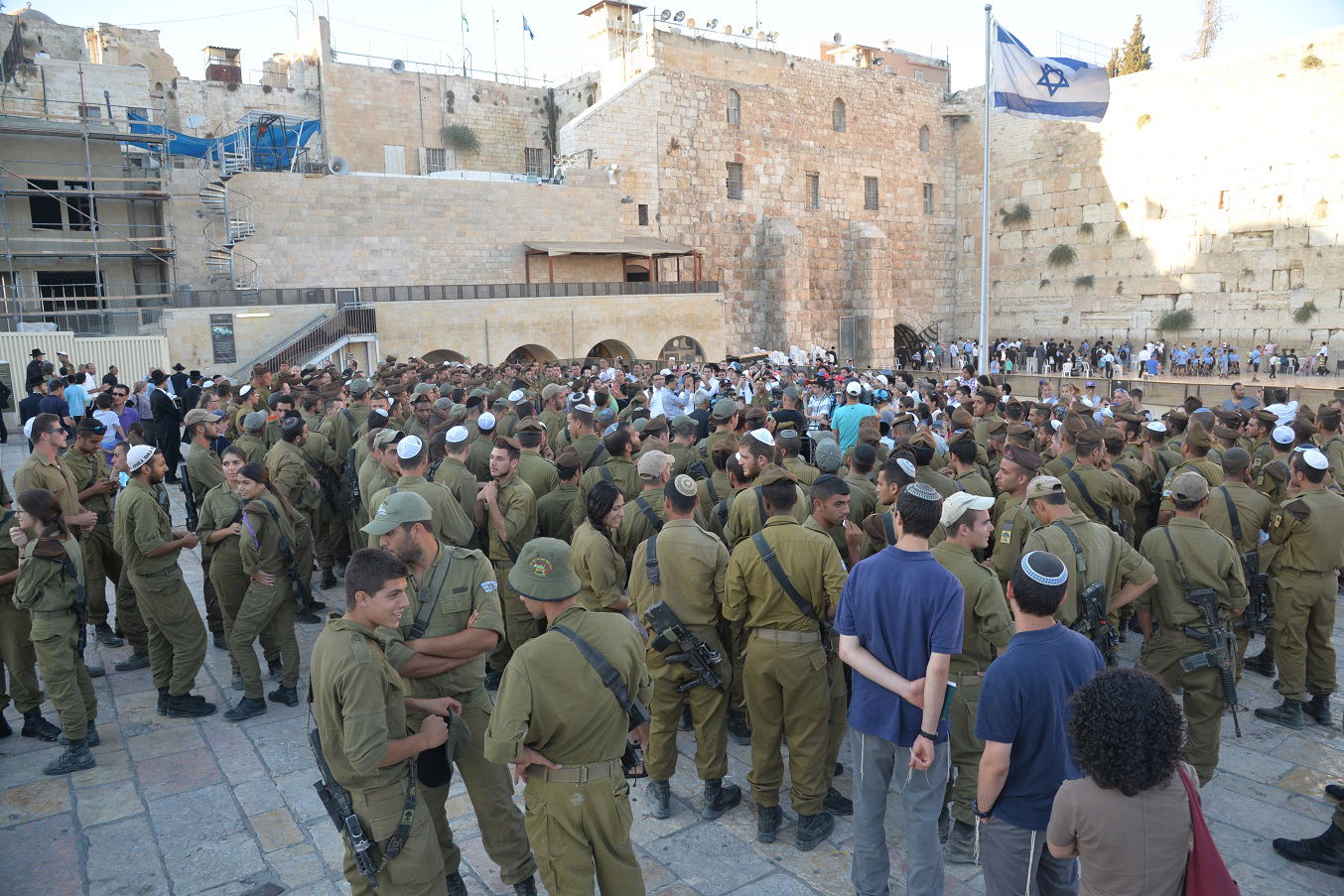 מהקרב לכותל: לוחמי גולני ברכו "הגומל" בכותל המערבי