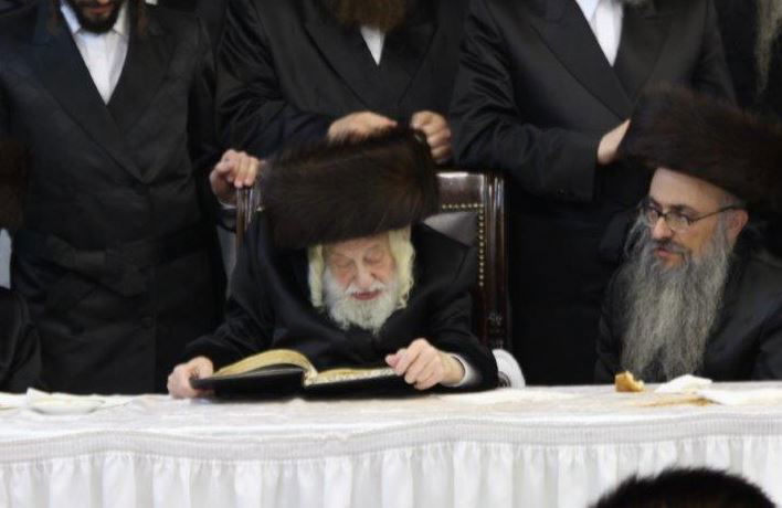 תיעוד ענק: טיש "יום ההצלה" בחסידות סקולען