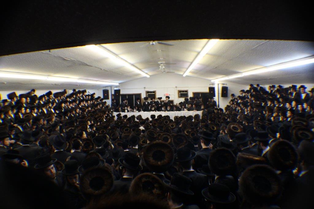 תיעוד ענק: טיש "יום ההצלה" בחסידות סקולען