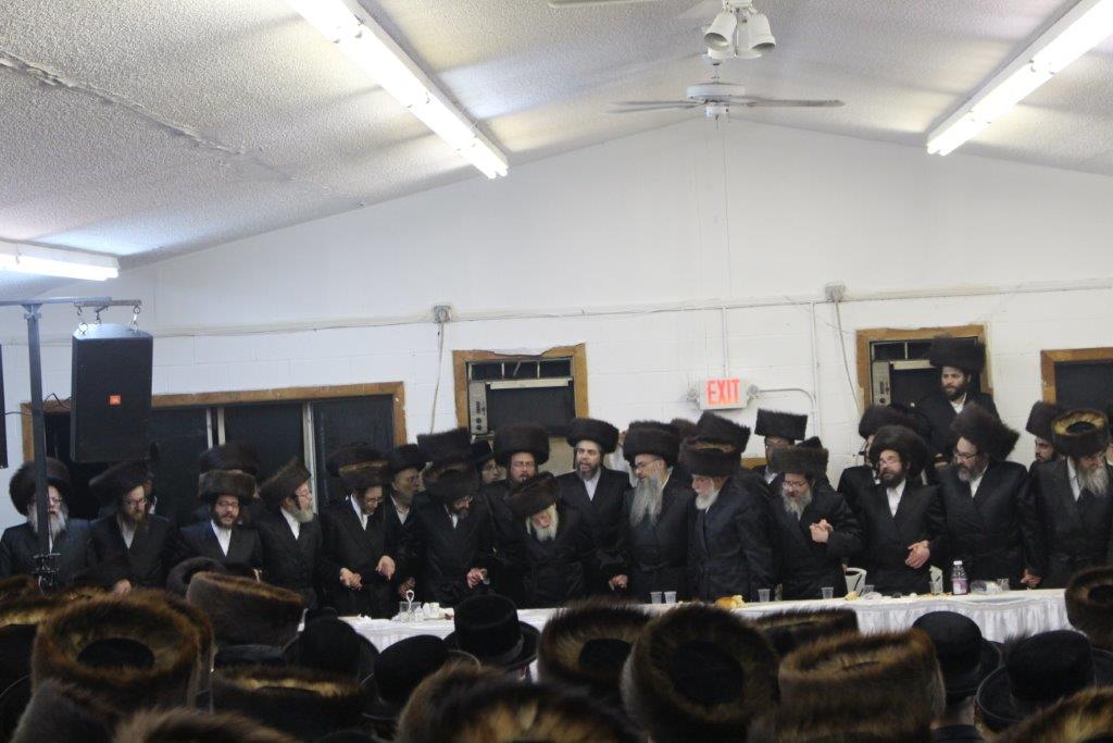 תיעוד ענק: טיש "יום ההצלה" בחסידות סקולען