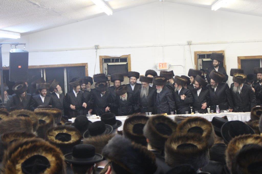 תיעוד ענק: טיש "יום ההצלה" בחסידות סקולען