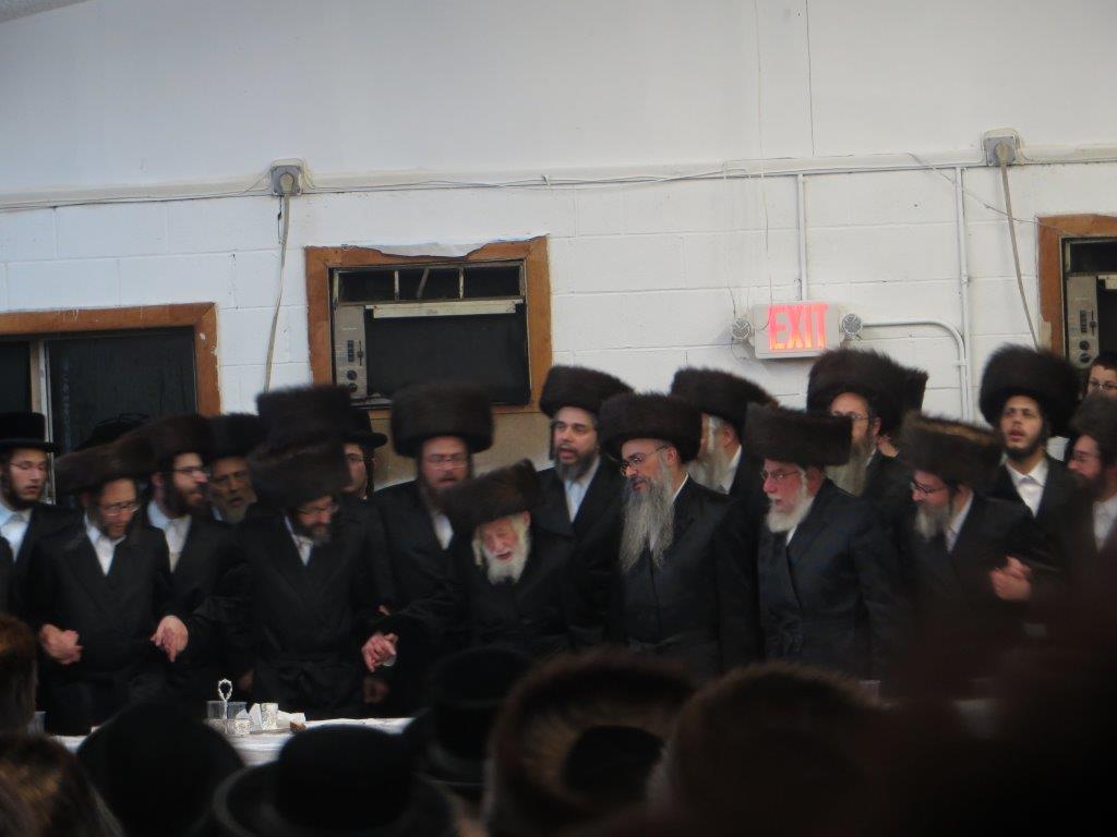 תיעוד ענק: טיש "יום ההצלה" בחסידות סקולען