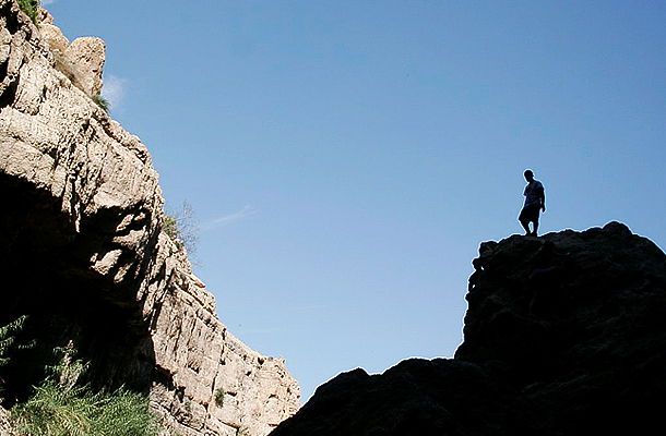 מטייל בנחל עין גדי. אילוסטרציה