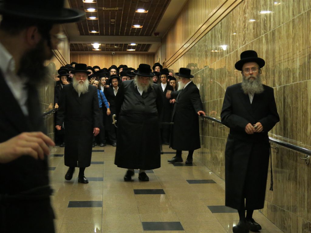 תיעוד: האדמו"ר מבעלזא שב מהנופש לביתו בירושלים