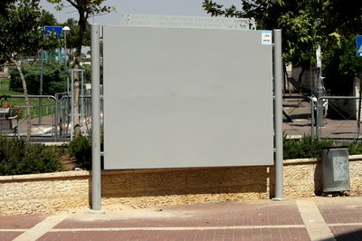 לוח שהוצב עבור הפשקווילים