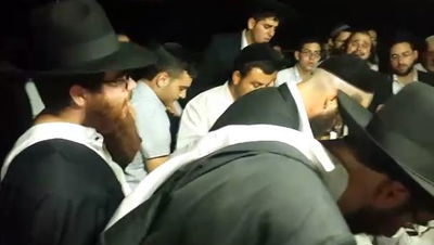 הבנים באמירת קדיש על קבר אמם הרבנית נצחיה יוסף ע"ה • וידאו