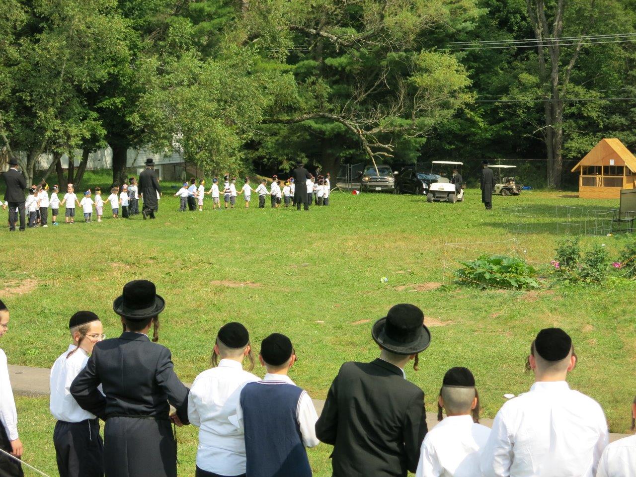 הרבי מסקווירא ביקר את ילדי החיידר באמצע החופש • גלריה