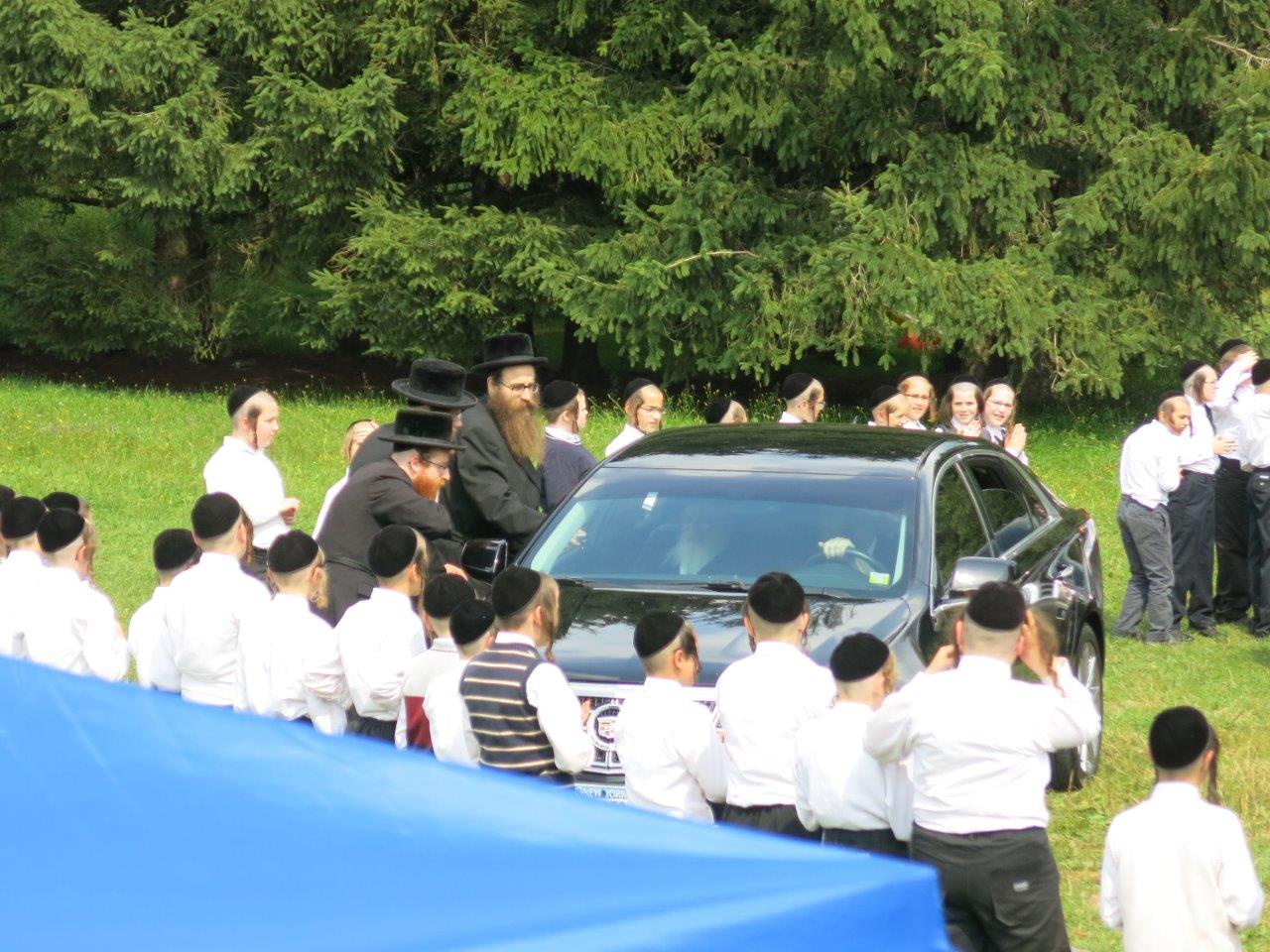 הרבי מסקווירא ביקר את ילדי החיידר באמצע החופש • גלריה