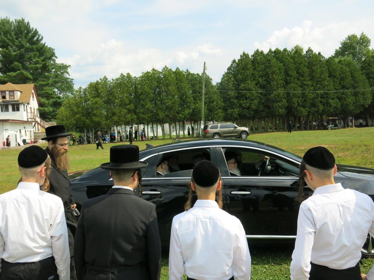 הרבי מסקווירא ביקר את ילדי החיידר באמצע החופש • גלריה