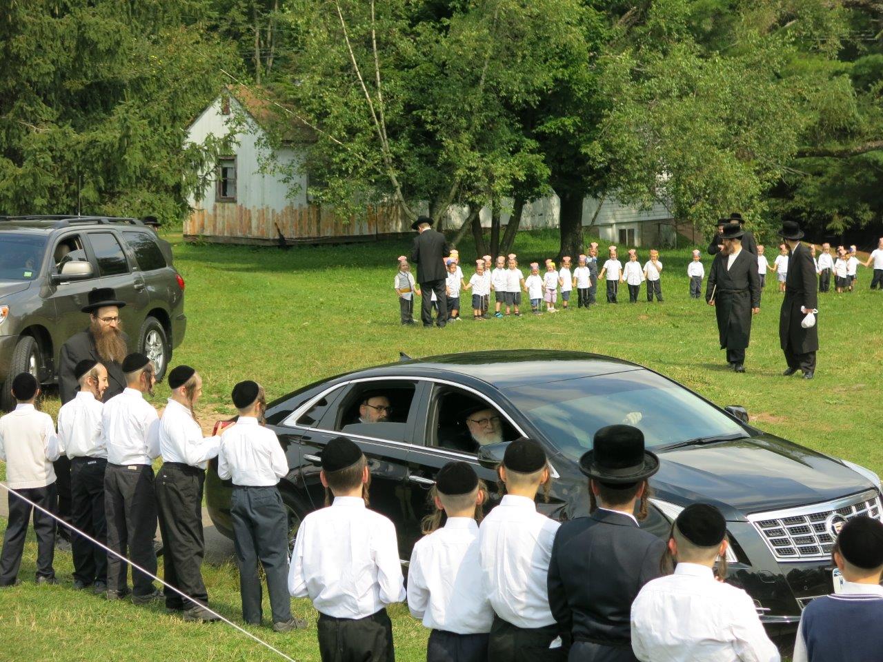 הרבי מסקווירא ביקר את ילדי החיידר באמצע החופש • גלריה