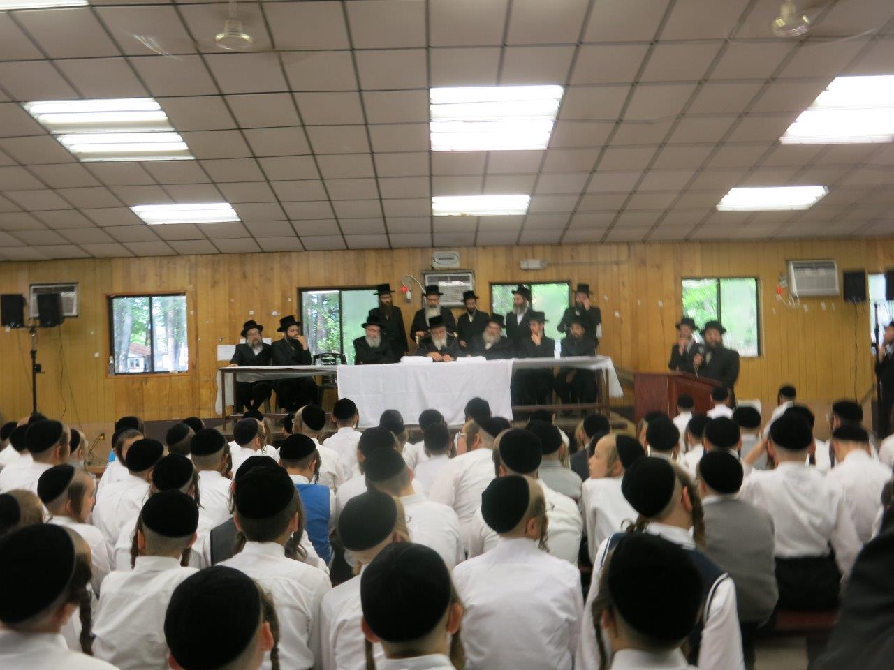 הרבי מסקווירא ביקר את ילדי החיידר באמצע החופש • גלריה