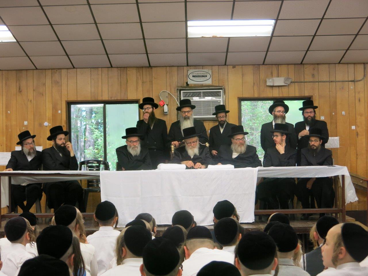 הרבי מסקווירא ביקר את ילדי החיידר באמצע החופש • גלריה