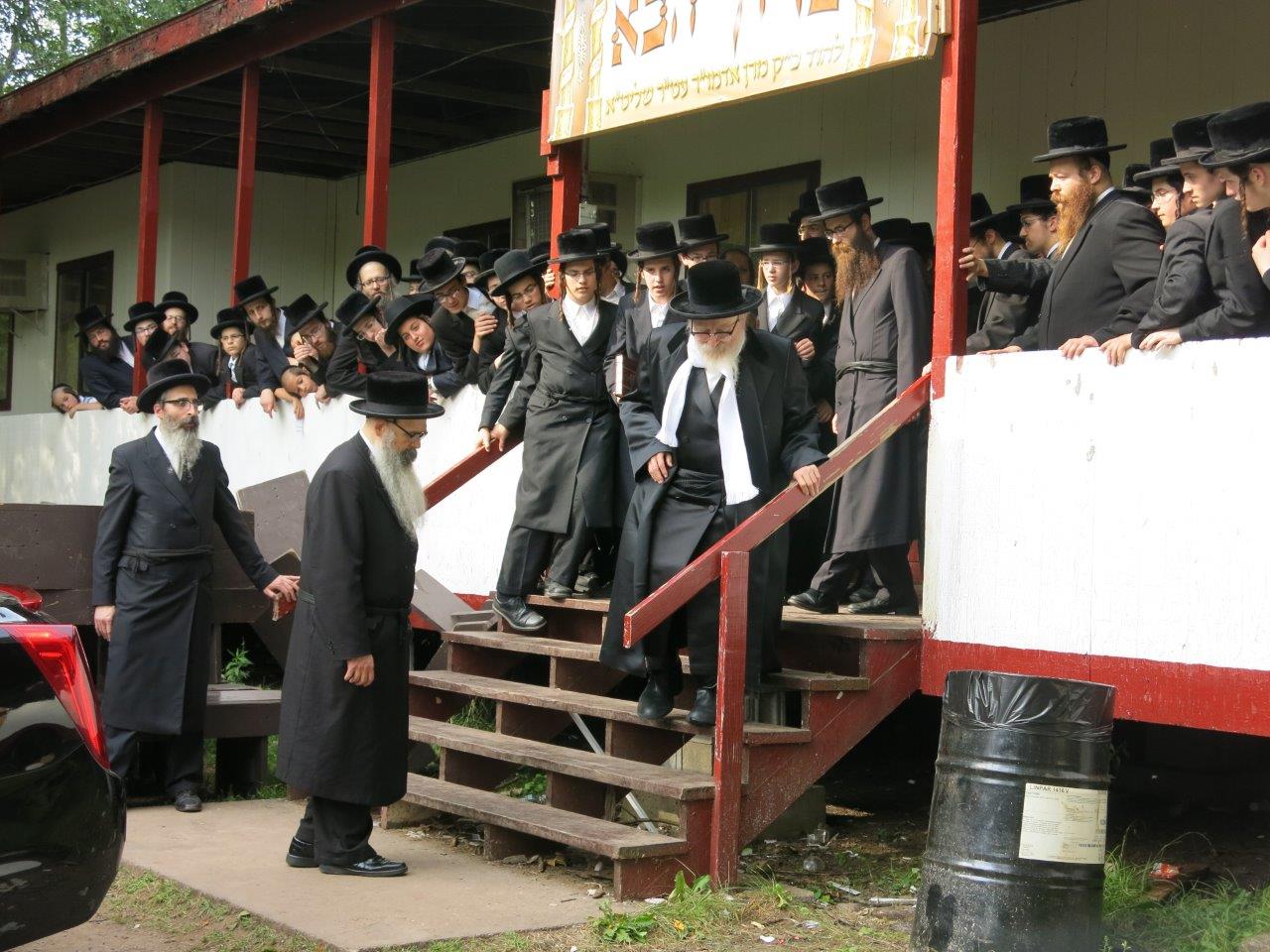 הרבי מסקווירא ביקר את ילדי החיידר באמצע החופש • גלריה