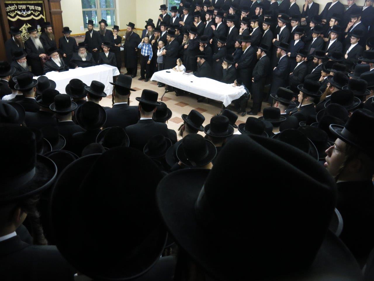 הרבי מסקווירא ביקר את ילדי החיידר באמצע החופש • גלריה