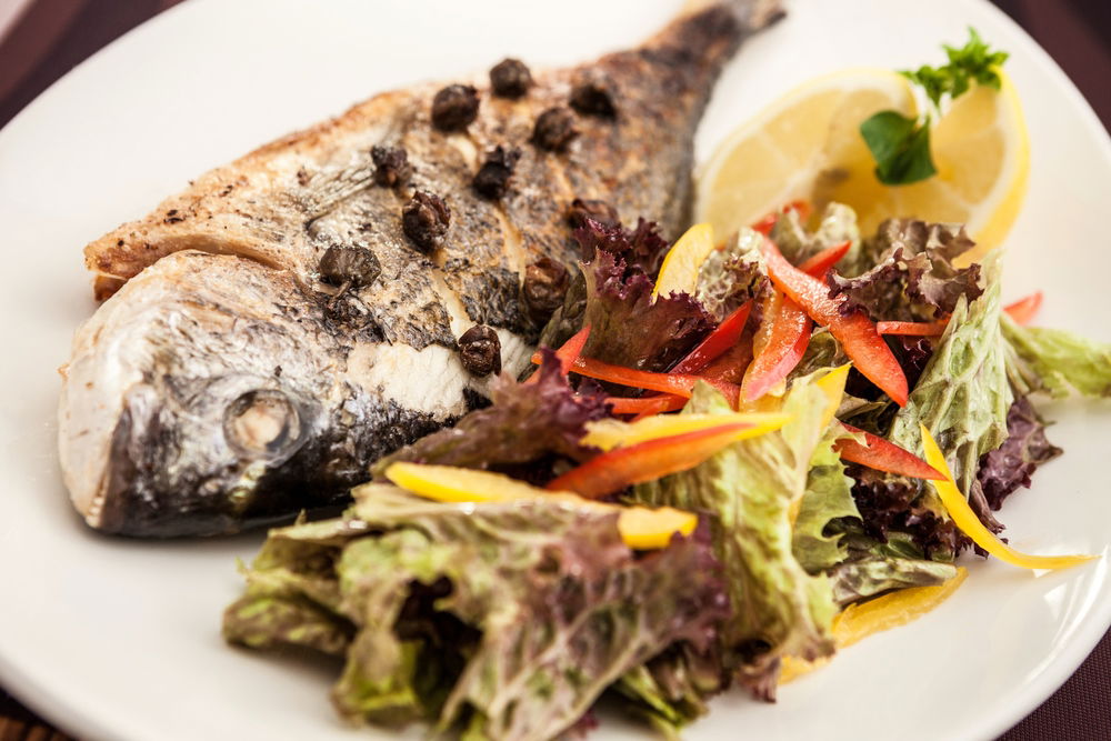 דג דניס שלם אפוי עם עשבי תבלין