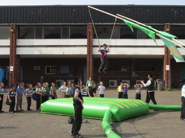 גלריה: הקעמפ של ילדי בעלזא במונסי
