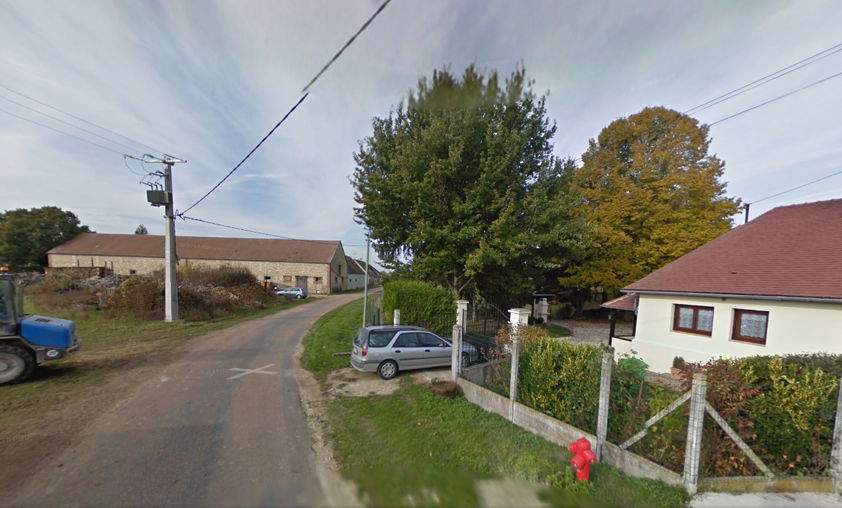 כביש הגישה ליישוב: La Mort aux Juifs