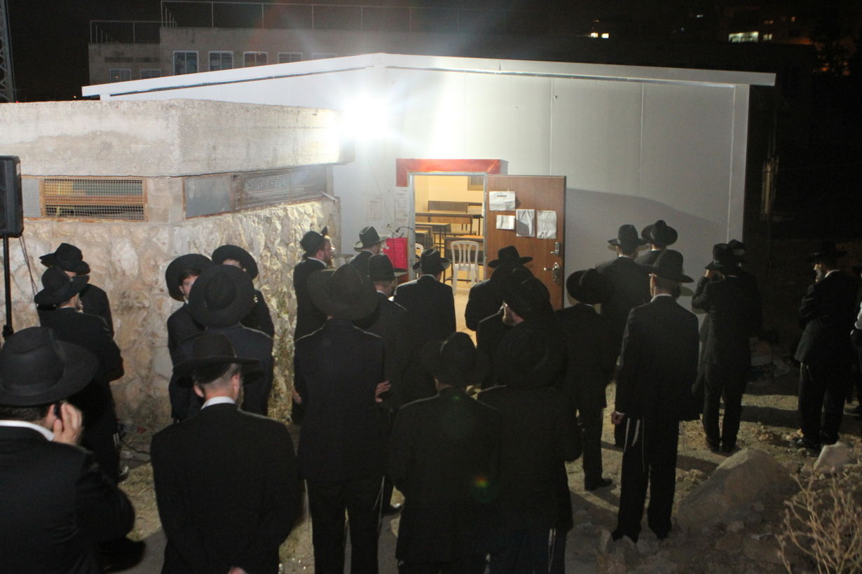 נווה יעקב: מאות בעצרת מחאה נגד הריסת בית כנסת