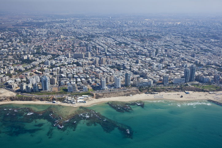 מבט מהאוויר על העיר בת ים