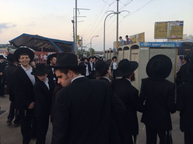 הפלג הירושלמי יצא להפגין: שוטר אחד נפגע; 15 עצורים