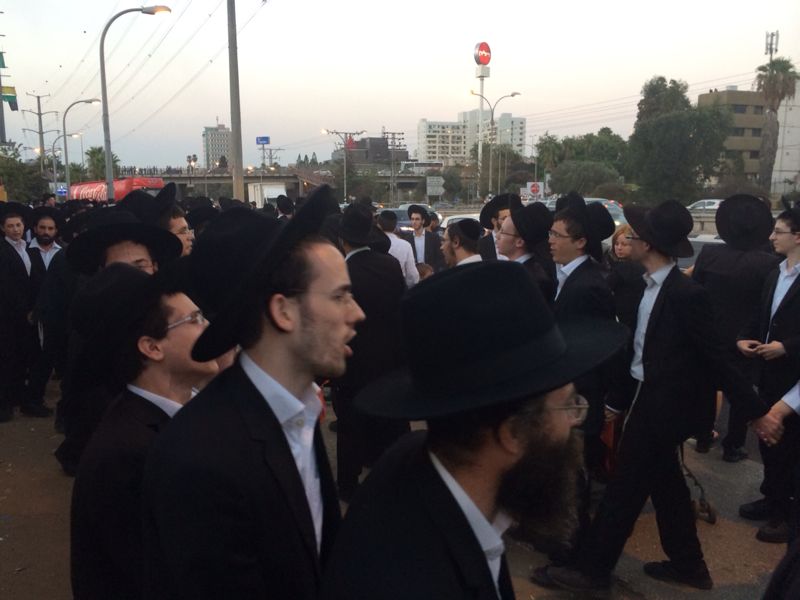 הפלג הירושלמי יצא להפגין: שוטר אחד נפגע; 15 עצורים