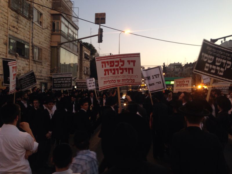 הפלג הירושלמי יצא להפגין: שוטר אחד נפגע; 15 עצורים