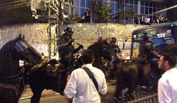 הפלג הירושלמי יצא להפגין: שוטר אחד נפגע; 15 עצורים