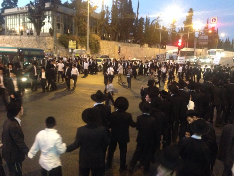 הפלג הירושלמי יצא להפגין: שוטר אחד נפגע; 15 עצורים