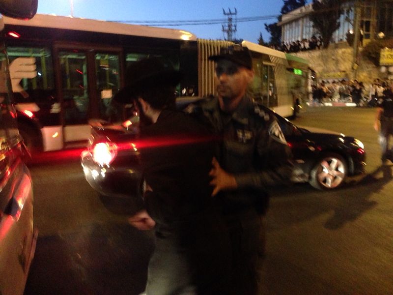 הפלג הירושלמי יצא להפגין: שוטר אחד נפגע; 15 עצורים