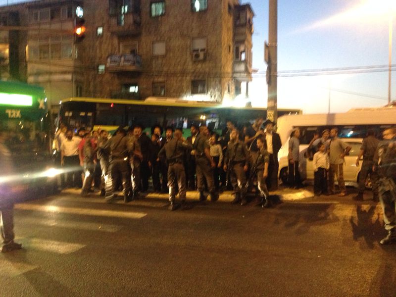 הפלג הירושלמי יצא להפגין: שוטר אחד נפגע; 15 עצורים