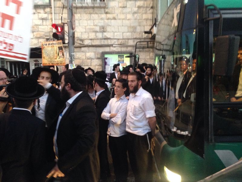 הפלג הירושלמי יצא להפגין: שוטר אחד נפגע; 15 עצורים