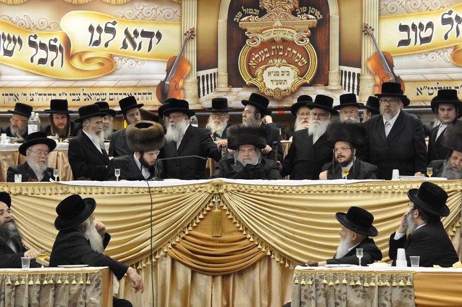 שמחת בית בעלזא: אלפים באירוסי נכד האדמו"ר • גלריה