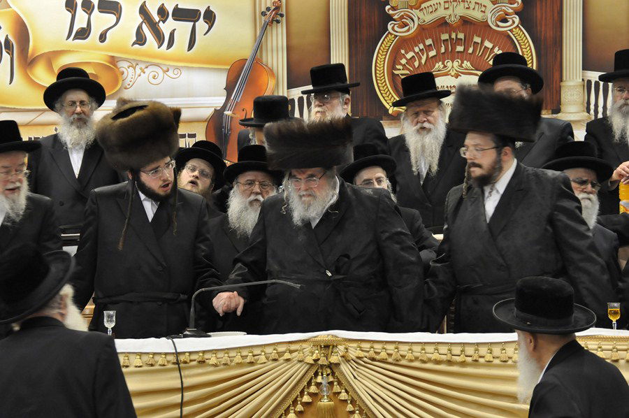 שמחת בית בעלזא: אלפים באירוסי נכד האדמו"ר • גלריה