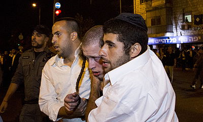 תיעוד: בלשים "חרדים" עוצרים מפגינים חרדים